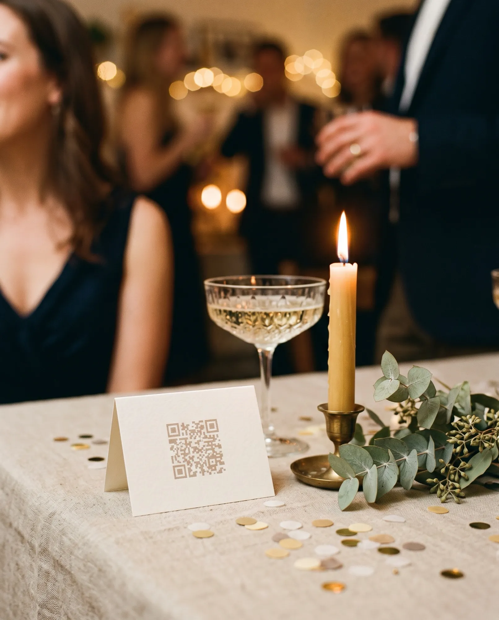 Een QR-tafelkaartje tussen de feestelijke tafeldecoratie